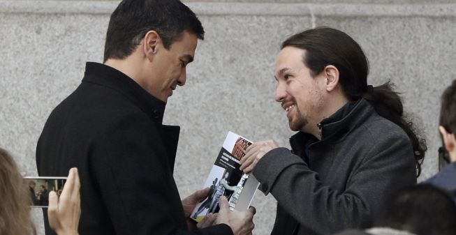 Iglesias regala a Sánchez el libro 'Historia del Baloncesto'