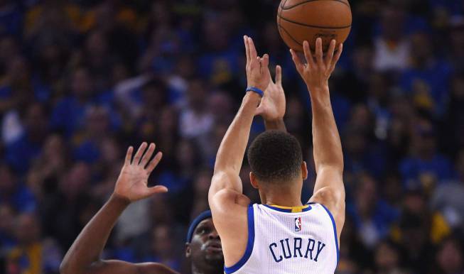 Curry lanzando triple, superando el record de 400