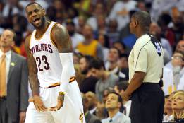 LeBron James junto al árbitro Leroy Richardson