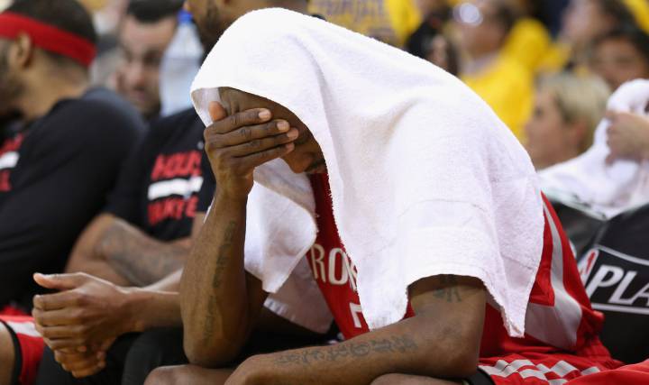 Jason Terry, hundido en los minutos finales del quinto partido entre Warriors y Rockets.