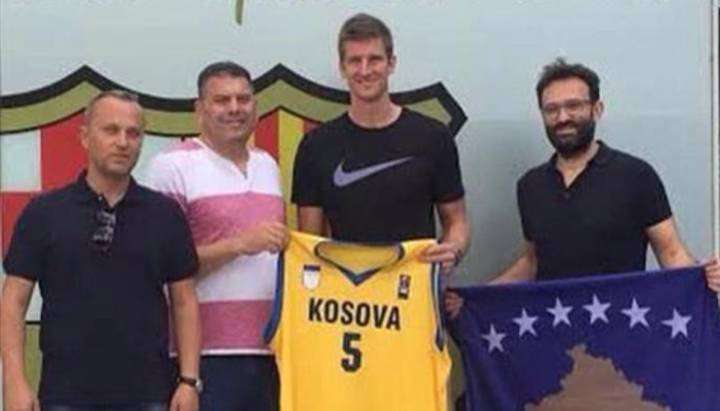 Justin Doellman obtiene la nacionalidad kosovar
