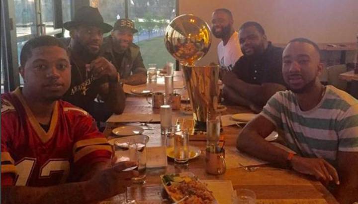 LeBron James celebra el campeonato con su 'familia'