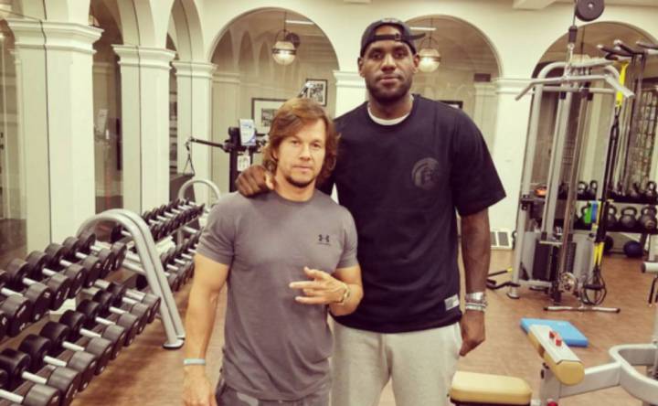 LeBron y su nuevo compañero de entrenamiento: Mark Wahlberg