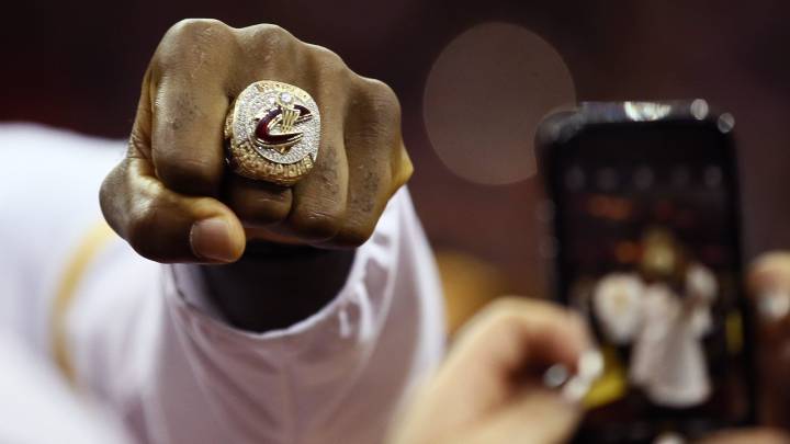 La fiesta del campeón Cleveland dio inicio a la NBA
