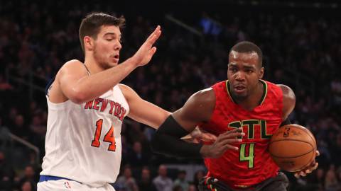 Willy Hernangómez defiende a Paul Millsap.