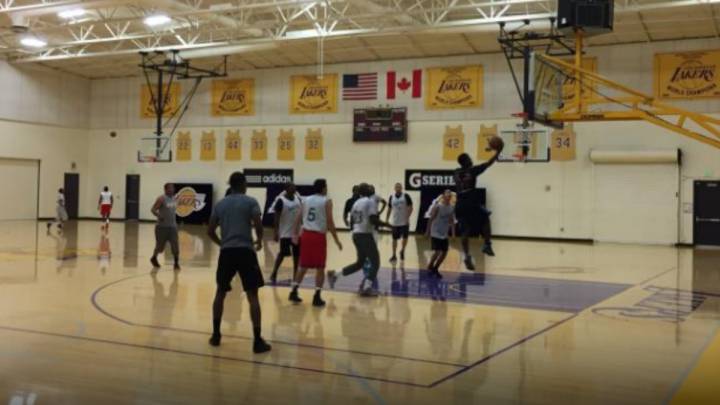 Los Lakers organizan partidos entre policías y jóvenes de barrio