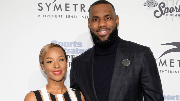 LeBron James y su esposa Savannah Brinson durante la gala de Sports Illustrated al mejor deportista del año.