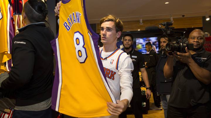 Antoine Griezmann mira la camiseta de Kobe Bryant en una tienda de la NBA.