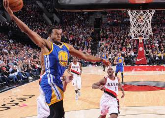 Los Warriors sufren para vencer a Portland sin Curry