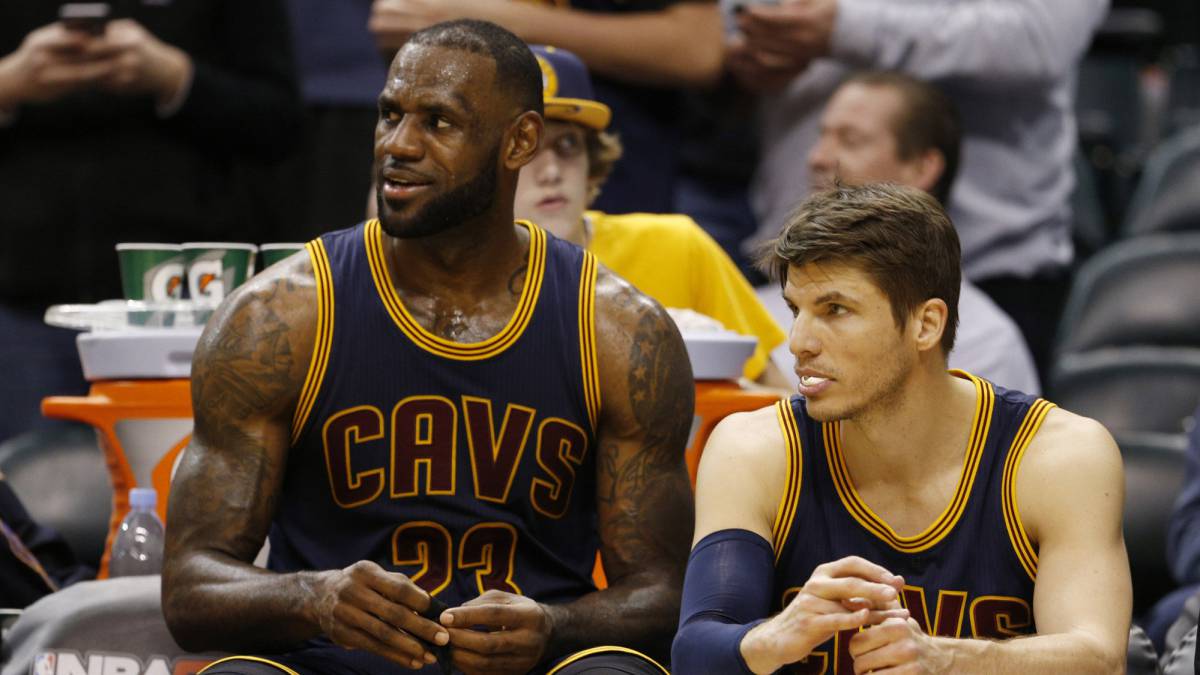 LeBron James y Kyle Korver.