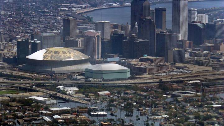 Panorámica del Hornets Arena y el Superdome (a la izquierda) tras el paso del huracán Katrina por Nueva Orleans.