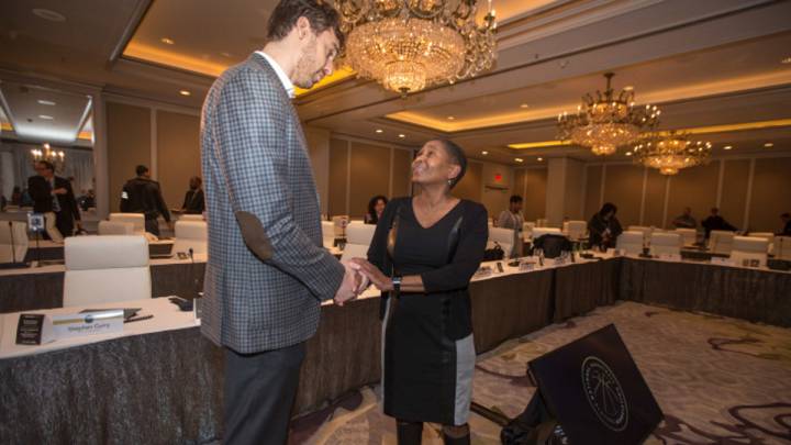 Pau Gasol y Michele Roberts, directora ejecutiva del sindicato de jugadores NBA.