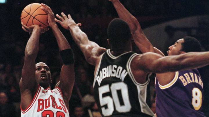 Michael Jordan lanza sobre Robinson y Bryant en el All Star de 1998.