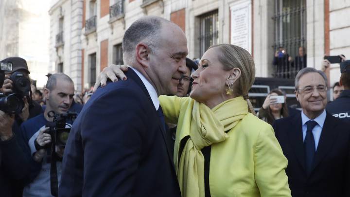 La presidenta de la Comunidad de Madrid, Cristina Cifuentes (d), saluda al entrenador del Real Madrid, Pablo Laso, a su llegada a la sede de la Comunidad.
