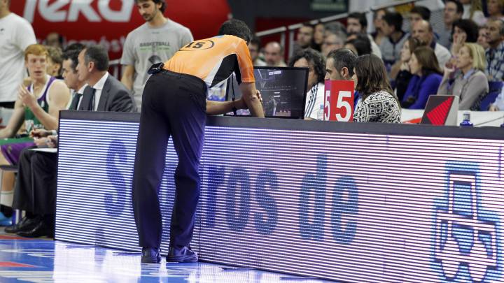 Un árbitro emplea el Instant Replay para revisar una jugada del Real Madrid-Unicaja.