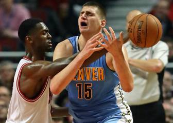 Nikola Jokic asalta Chicago y Denver se aferra a playoffs