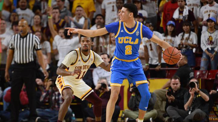 Lonzo Ball bota el balón en un partido con UCLA.