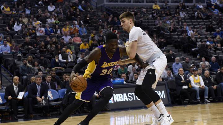 Julius Randle trata de penetrar ante Juancho Hernangómez.