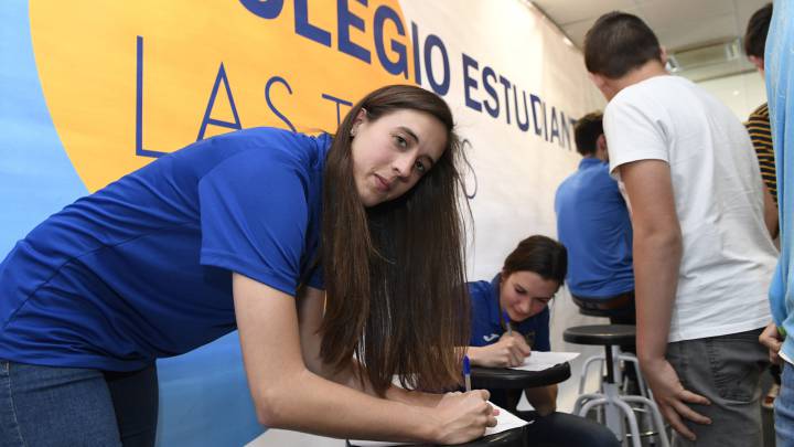 Inés Orselli firma un autógrafo a un alumno del Colegio Estudiantes de Las Tablas.