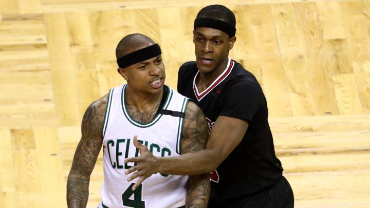 Rajon Rondo defiende a Isaiah Thomas durante el segundo partido de la eliminatoria entre los Boston Celtics y los Chicago Bulls.