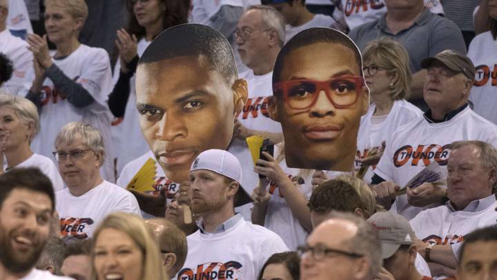 Los aficionados de Oklahoma City Thunder con las caras de Westbrook.
