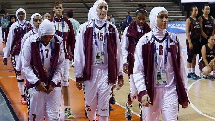 Las jugadoras de Qatar se retiran de la cancha tras la negación a dejarlas jugar con velo en los Juegos Asiáticos de 2014.