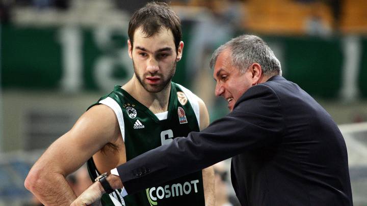 Vassilis Spanoulis habla con Zelimir Obradovic.