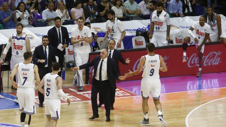 Pablo Laso, entrenador del Real Madrid, recibe a sus jugadores.