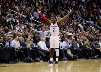 Wall señala al banquillo de los Wizards: