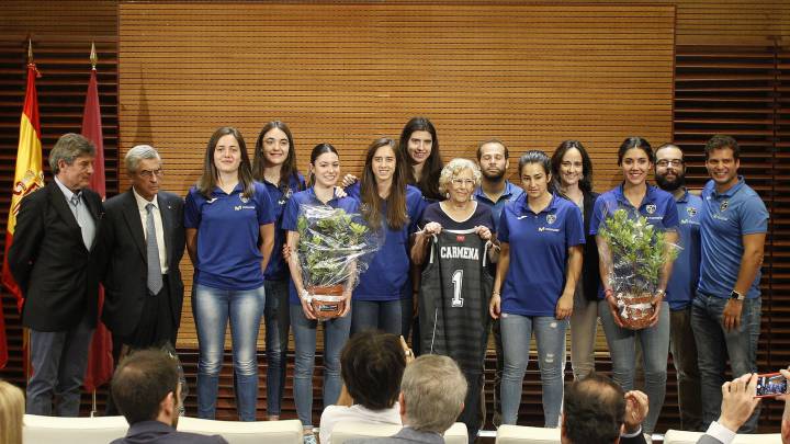 Manuel Carmena, alcadesa de Madrid, con las jugadoras del Movistar Femenino.