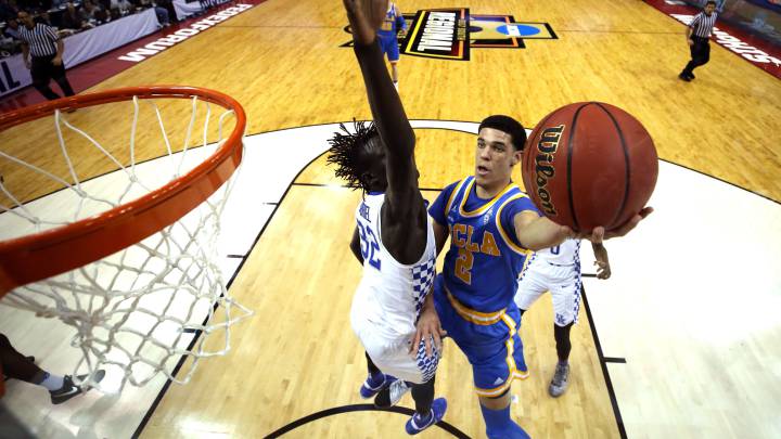 Lonzo Ball trata de anotar durante su etapa en UCLA.