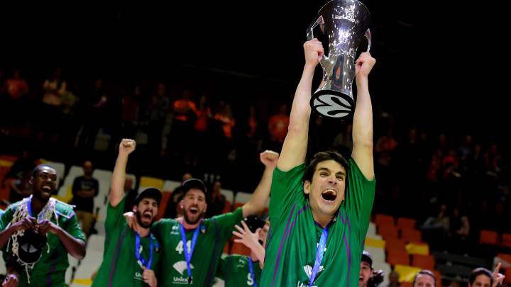 Carlos Suárez, con el título de la Eurocup conquistado ante el Valencia Basket esta temporada.