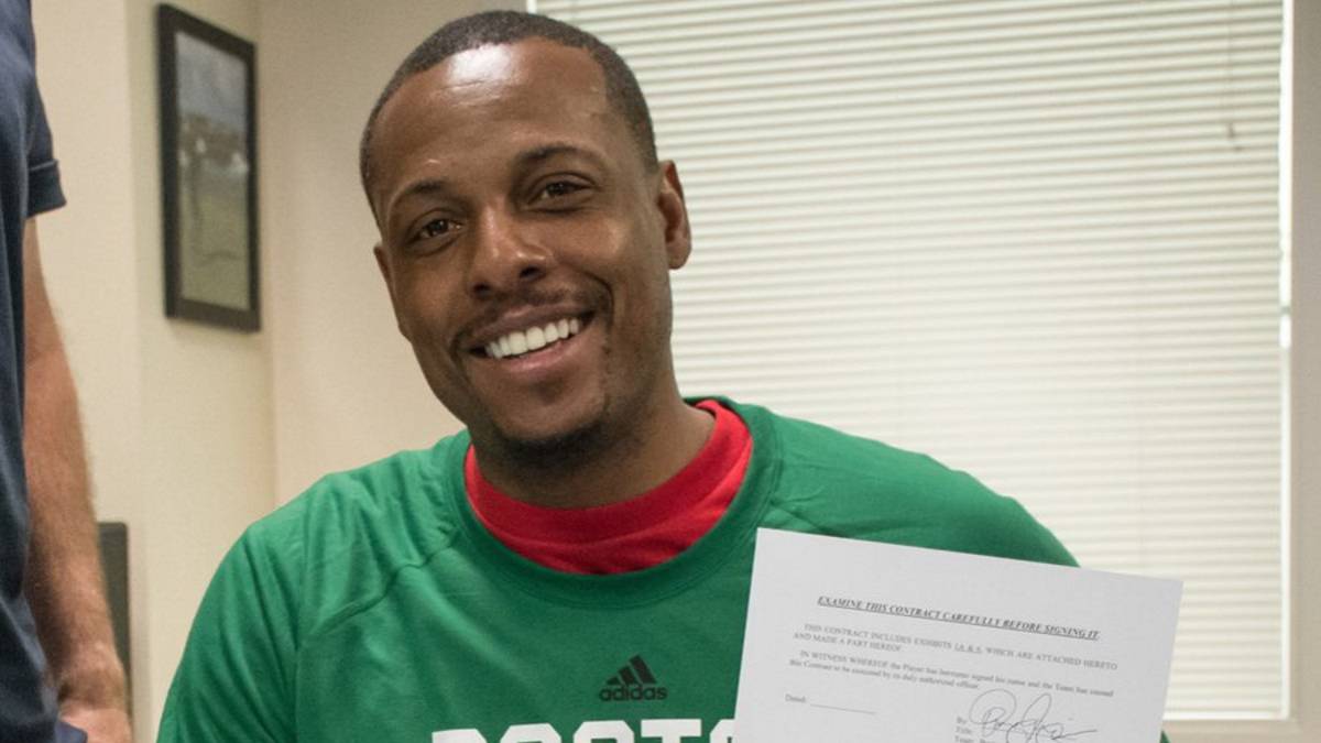 Paul Pierce firma por un día con los Celtics de Boston