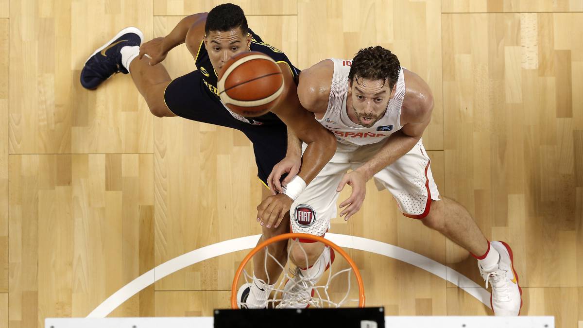 Pau Gasol trata de atrapar un rebote durante el partido disputado en Málaga entre España y Venezuela.