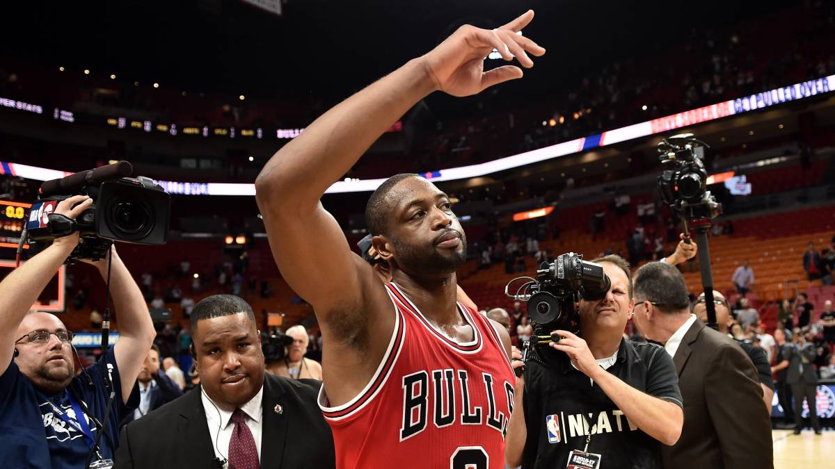 Dwyane Wade saluda a la afición del American Airlines Arena de Miami con la camiseta de los Bulls.
