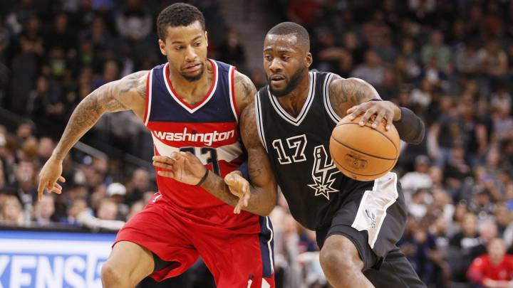 Jonathon Simmons ante Trey Burke durante un partido entre los San Antonio Spurs y los Washington Wizards.