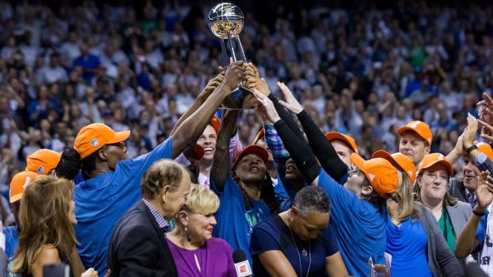 Las jugadoras de las Minnesota Lynx alzan el trofeo que les acredita como campeonas de la WNBA 2017.