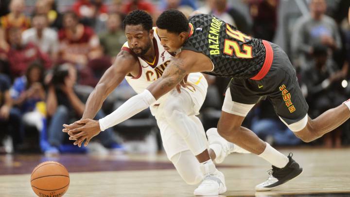 Dwyane Wade pelea un balón en su primer partido con la camiseta de los Cavs.