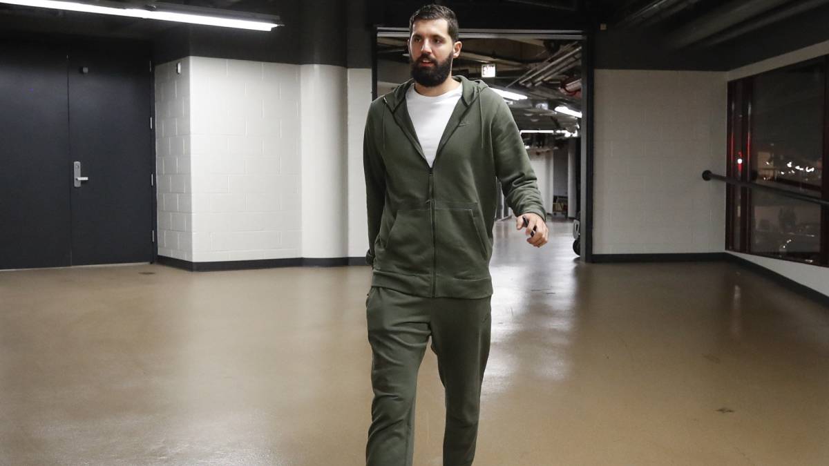 El alero de los Chicago Bulls Nikola Mirotic (44) llega al Centro Unido de Chicago previo al juego de pre-temporada de la NBA que disputarán con los Toronto Raptors.