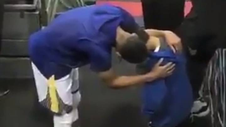 Curry consuela al sobrino de Devin Harris, quien perdió a su padre en un accidente.