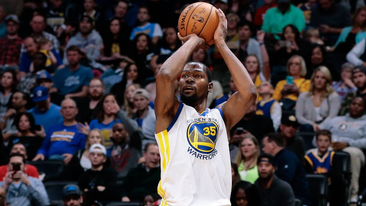 Kevin Durant lanza durante el partido entre Denver Nuggets y Golden State Warriors.