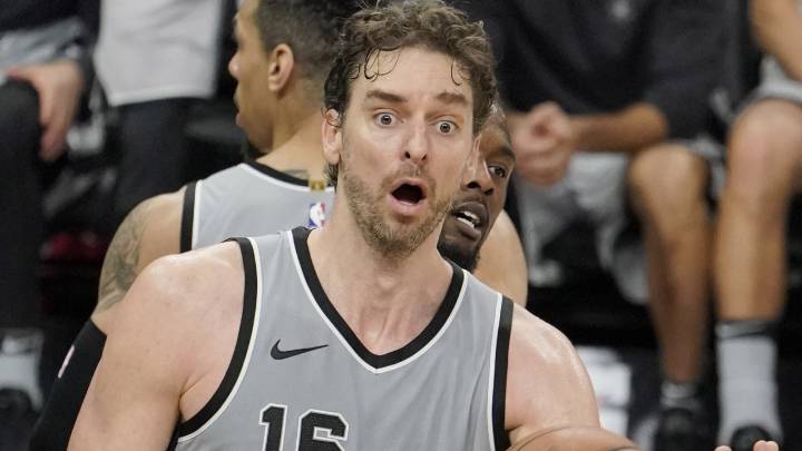 Pau Gasol durante un partido con los Spurs.