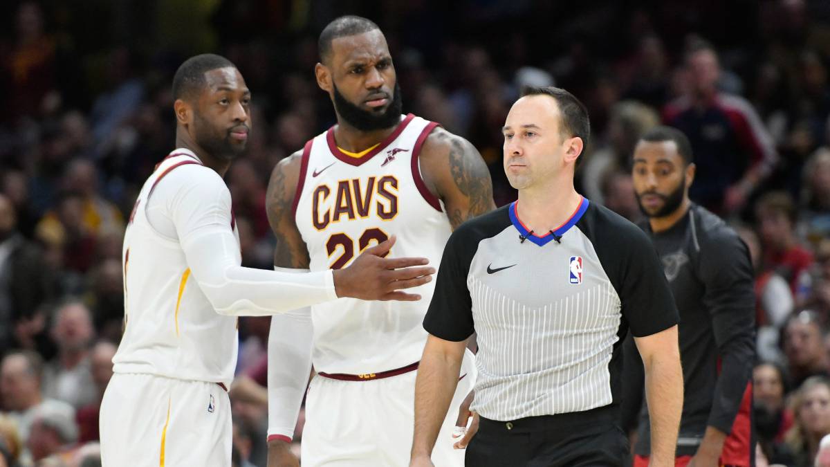 Dwyane Wade trata de calmar a LeBron James tras ser este expulsado por el árbitro Kane Fitzgerald.