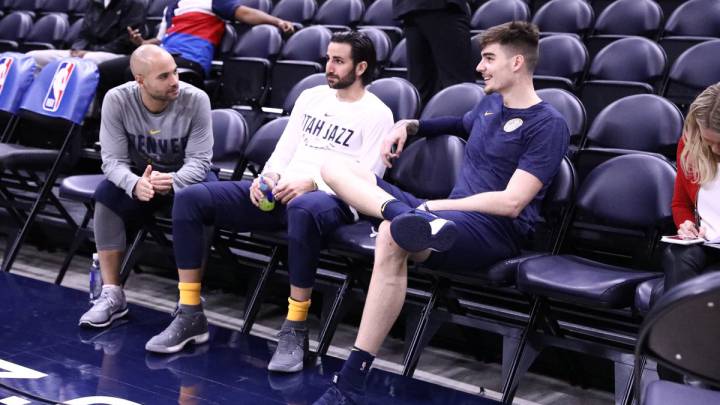 Los españoles Jordi Fernández, Ricky Rubio y Juancho Hernangómez conversan antes de la victoria de los Jazz sobre los Nuggets.