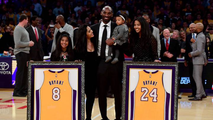 Las hijas y la mujer, Vanessa, de Kobe Bryant posan con el 8 y el 24 de los Lakers, números ya retirados por la franquicia.
