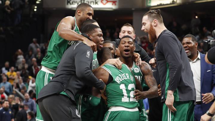 Los jugadores de los Celtics abrazan a Terry Rozier, héroe en un loco partido en Indiana.