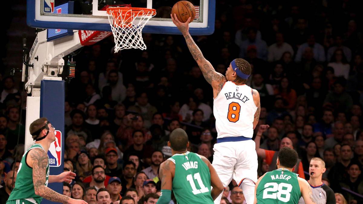 Michael Beasley deja una bandeja en el último cuarto del Knicks-Celtics.