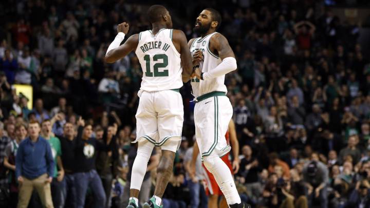 Terry Rozier y Kyrie Irving celebran una canasta en plena remontada ante los Rockets.