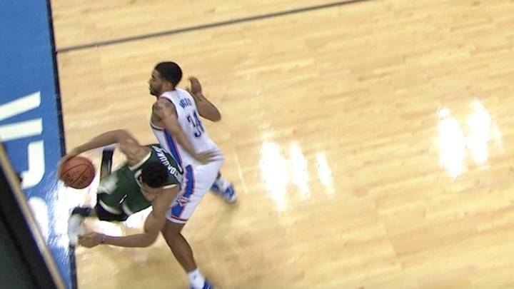 Momento en el que Antetopkounmpo se marcha de Huestis pisando la línea de fondo.