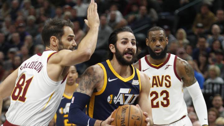 Ricky Rubio trata de anotar defendido por José Manuel Calderón y con LeBron James al fondo.